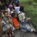 Migrantes centroamericanos, parte de la caravana que desea llegar a Estados Unidos, viajan en un camión en Loma Bonita, en el estado de Oaxaca, México, el sábado 3 de noviembre de 2018. Foto: Rodrigo Abd/AP.