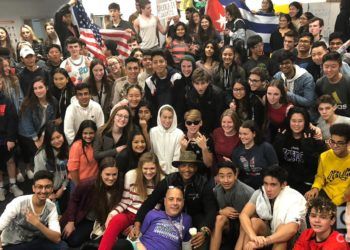 Descemer Bueno junto a Carlos Lazo y sus estudiantes en Seattle. Foto: Cortesía de Fábrica de Sueños.