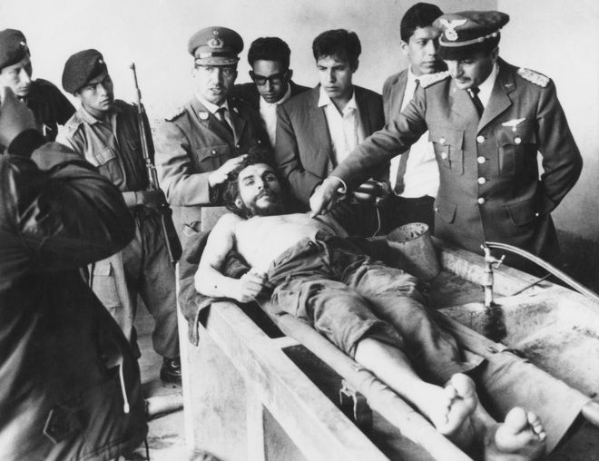 El cuerpo del Che tendido en la escuela de La Higuera, Bolivia. Foto: Freddy Alborta.