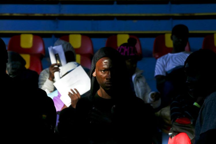 Migrantes haitianos esperan para registrarse para repatriación afuera de un gimnasio local en Santiago de Chile el miércoles 7 de noviembre de 2018. (AP Foto/Esteban Felix)