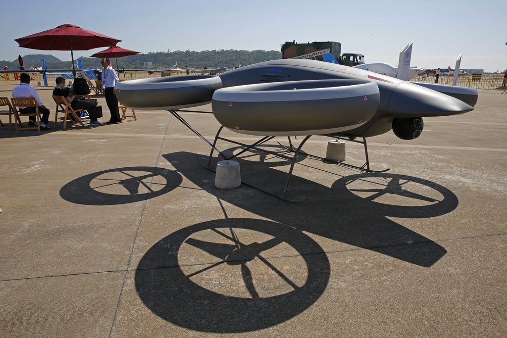 El vehículo aéreo no tripulado AVIC's A-Hawk II durante la 12da Exhibición Aeronáutica y Aeroespacial Internacional en China, también conocida como Airshow China 2018, el martes 6 de noviembre de 2018 en Zhuhai, China. (AP Foto/Kin Cheung)