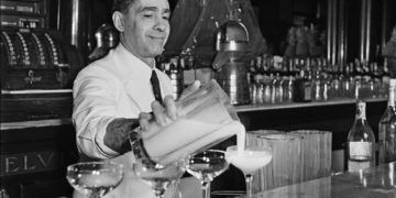 Constante Ribalaigua preparando su célebre daiquirí en El Floridita. Foto: Havana Club / Archivo.