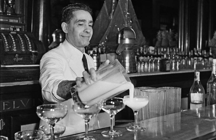 Constante Ribalaigua preparando su célebre daiquirí en El Floridita. Foto: Havana Club / Archivo.