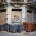 En esta foto del 22 de octubre de 2018, un hombre arroja basura en un contenedor en La Habana Vieja, Cuba.  (AP Foto AP / Desmond Boylan)