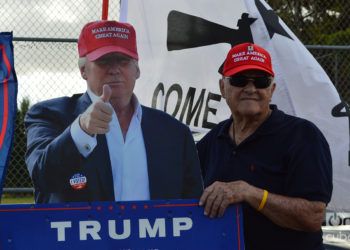 Un cubano posa con una figura de cartón de Donald Trump. Foto: Marita Pérez Díaz.