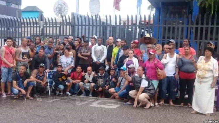 Cubanos en protesta en la sede de la Onu en Puerto España, Trinidad y Tobago.