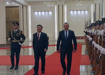 El presidente cubano, Miguel Díaz-Canel (der) es recibido por su homólogo chino Xi Jinping, en el Gran Palacio del Pueblo de Beijing, el 8 de noviembre de 2018. Foto: @CubaMINREX / Twitter.