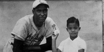 Martín Dihigo, "El inmortal" del béisbol cubano, junto a su hijo. Foto: Archivo OnCuba.