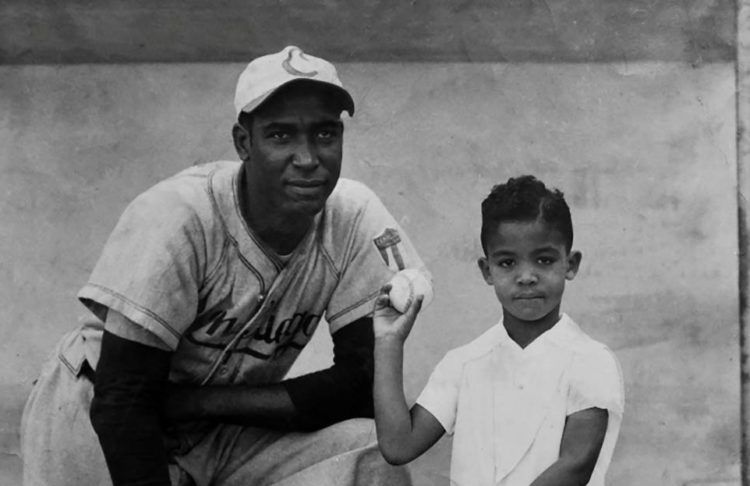 Martín Dihigo, "El inmortal" del béisbol cubano, junto a su hijo. Foto: Archivo OnCuba.