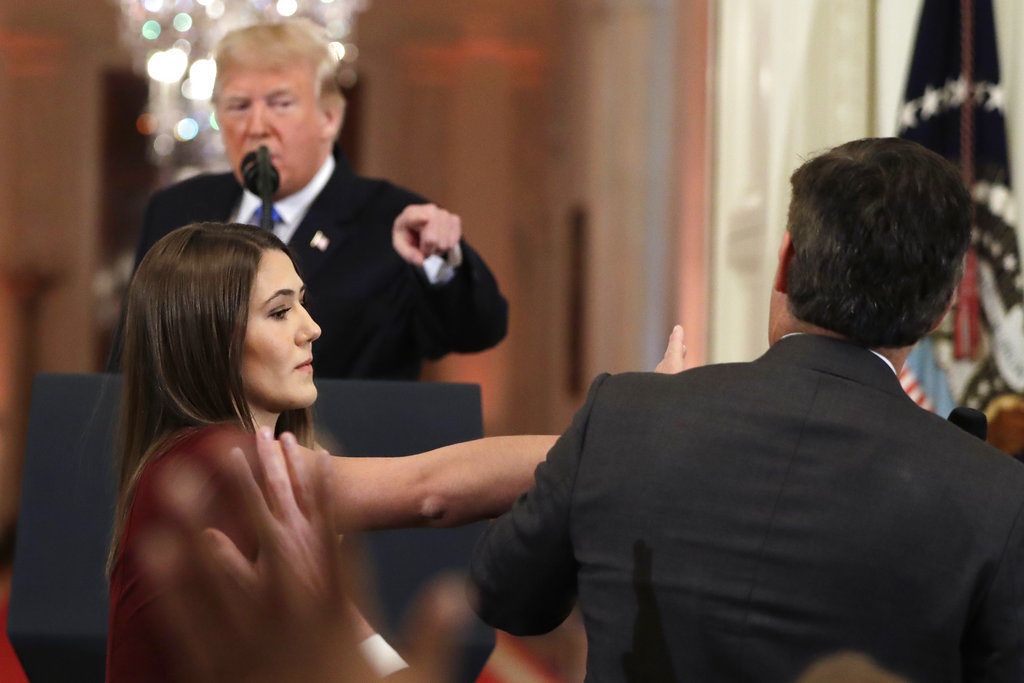 Mientras el presidente Donald Trump apunta su dedo hacia el reportero de CNN Jim Acosta (a la derecha), una asistente de la Casa Blanca toma el micrófono que él tiene en su mano todavía durante una conferencia de prensa en la Casa Blanca, el miércoles 7 de noviembre de 2018, en Washington. (AP Foto/Evan Vucci)