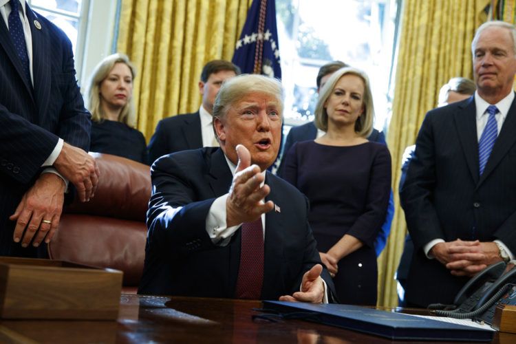 Donald Trump habla durante la ceremonia para la firma de una ley de ciberseguridad y protección de infraestructura el viernes, 16 de noviembre del 2018, en la Casa Blanca. Foto: Evan Vucci / AP.