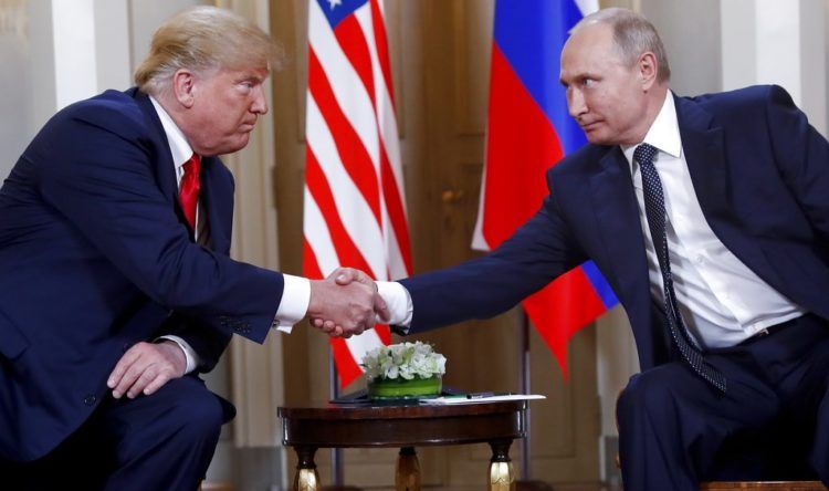 ARCHIVO - Foto de archivo, 16 de julio de 2018, del presidente estadounidense Donald Trump, izquierda, y su colega ruso Vladimir Puutin en un encuentro en Helsinki. Los dos mandatarios se reunirán al margen del G20 en Buenos Aires, Argentina, para hablar sobre armas nucleares, informó el Kremlin el jueves 29 de noviembre de 2018.  (AP Foto/Pablo Martínez Monsiváis, File)