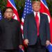 Imagen de archivo, tomada el 12 de junio de 2018, en la que el presidente de Estados Unidos, Donald Trump (derecha), se reúne con el líder norcoreano, Kim Jong Un, en la isla Sentosa, en Singapur. Foto: Evan Vucci / AP / Archivo.