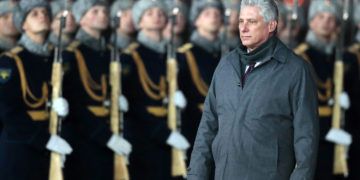 El presidente cubano, Miguel Díaz-Canel, durante la ceremonia de bienvenida a su llegada al Aeropuerto Internacional de Moscú-Vnúkovo, el 1 de noviembre de 2018. Foto: Sergei Chirikov / EFE.