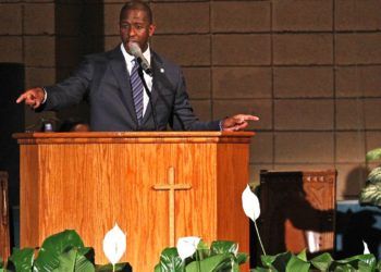 El alcalde Andrew Gillum pronuncia un discurso ante simpatizantes dentro de la iglesia bautista Monte Olivo en Fort Lauderdale, Florida, el domingo 11 de noviembre de 2018, tras las elecciones de medio periodo. (Carl Juste/Miami Herald vía AP)