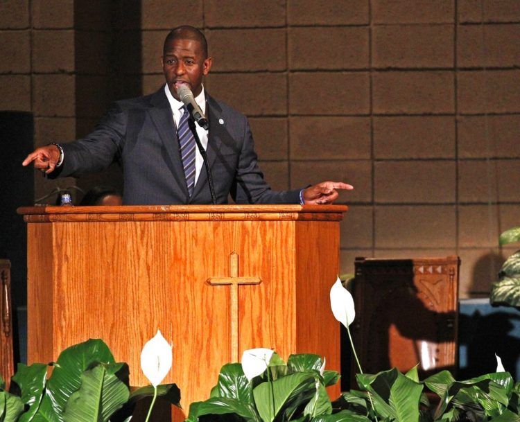 El alcalde Andrew Gillum pronuncia un discurso ante simpatizantes dentro de la iglesia bautista Monte Olivo en Fort Lauderdale, Florida, el domingo 11 de noviembre de 2018, tras las elecciones de medio periodo. (Carl Juste/Miami Herald vía AP)