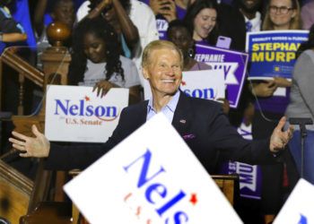 ARCHIVO- En esta foto del 23 de octubre ddel 2018, el senador demócrata por Florida Bill Nelson hace campaña en Orlando. La contienda enre Nelson y su rival republican Rick Scott aún no se decidía el miércoles, 7 de noviembre del 2018, con la diferencia a favor de Scott de apenas menos de 0,5% de los votos.  (Joe Burbank/Orlando Sentinel vía AP)