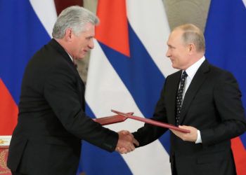 El presidente ruso, Vladímir Putin (d), y su homólogo cubano, Miguel Díaz-Canel, durante la firma de acuerdos bilaterales celebrada tras su reunión en el Kremlin, el 2 de noviembre de 2018. Foto: Sergei Shirikov / EFE.