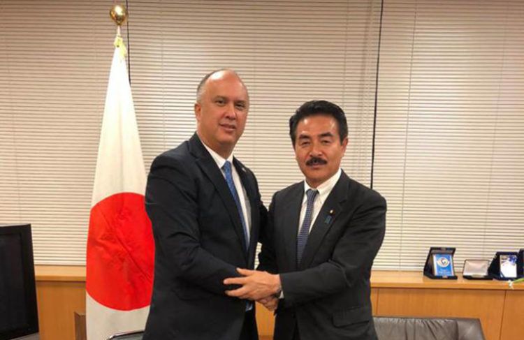 El embajador cubano en Japón, Carlos Miguel Pereira (izq), junto a Masahisa Sato, ministro japonés de Estado de Relaciones Exteriores, en una reciente reunión en Tokio. Foto: embacubajaponblog.wordpress.com