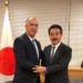 El embajador cubano en Japón, Carlos Miguel Pereira (izq), junto a Masahisa Sato, ministro japonés de Estado de Relaciones Exteriores, en una reciente reunión en Tokio. Foto: embacubajaponblog.wordpress.com