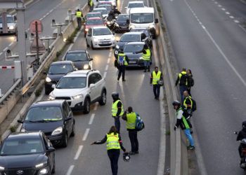 Manifestantes bloquean un carril de una autovía durante una protesta contra un impuesto a los combustibles, en Marsella, en el sur de Francia, el 17 de noviembre de 2018. (AP Foto/Claude Paris)