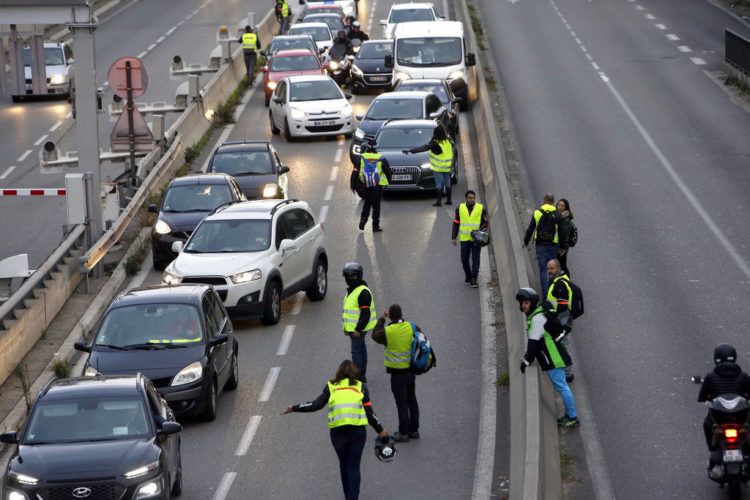 Manifestantes bloquean un carril de una autovía durante una protesta contra un impuesto a los combustibles, en Marsella, en el sur de Francia, el 17 de noviembre de 2018. (AP Foto/Claude Paris)