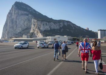 En esta imagen de archivo, tomada el 10 de septiembre de 2017, varias personas entran desde España a Gibraltar cruzando el aeropuerto para celebrar el Día Nacional del territorio británico. (AP Foto/Marcos Moreno, archivo)