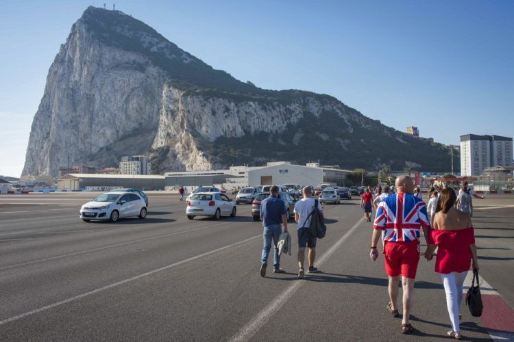 En esta imagen de archivo, tomada el 10 de septiembre de 2017, varias personas entran desde España a Gibraltar cruzando el aeropuerto para celebrar el Día Nacional del territorio británico. (AP Foto/Marcos Moreno, archivo)