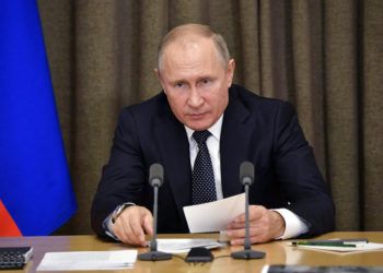 El presidente de Rusia, Vladimir Putin, interviene en una reunión con funcionarios en la residencia Bocharov Ruchei, en Sochi, en el Mar Negro, el 21 de noviembre de 2018. (Alexei Nikolsky, Sputnik, Kremlin Pool Photo via AP)