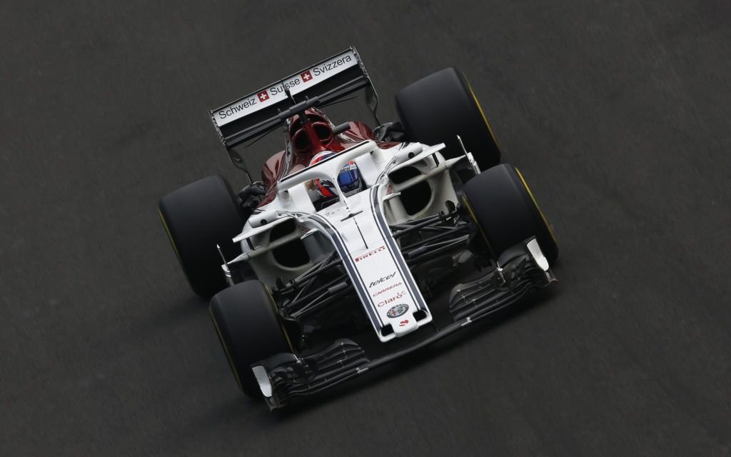 Tatiana Calderón conduce el Sauber C37 en el autódromo de los Hermanos Rodríguez, en la Ciudad de México. (AP Foto/Marco Ugarte)