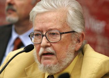 En esta foto del 3 de septiembre del 2007, el escritor Fernando del Paso da una conferencia de prensa en Guadalajara, México. Foto: Javier Hoyos / AP / Archivo.