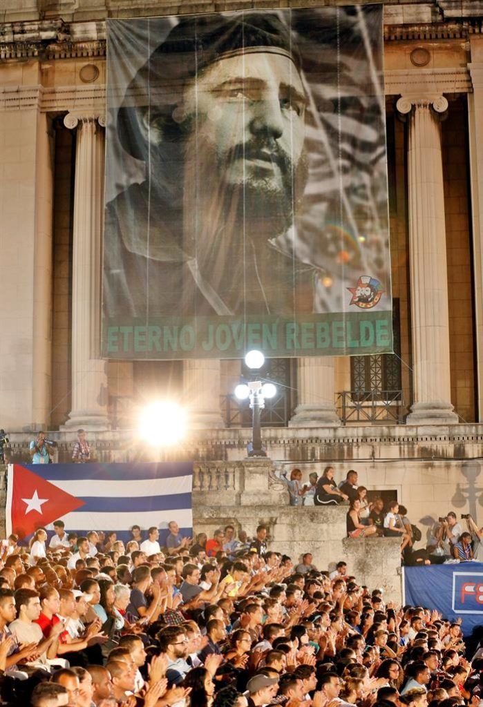 Velada por el segundo aniversario del fallecimiento de Fidel Castro (1926-2016), en la escalinata de la Universidad de La Habana. Foto: Ernesto Mastrascusa / EFE.