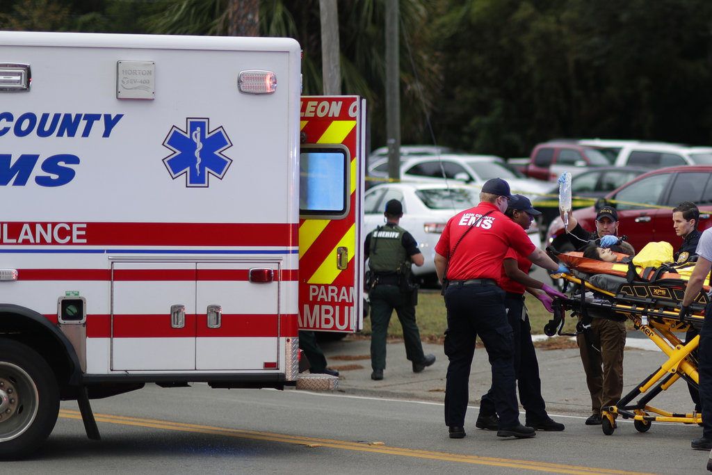Una persona herida es subida a una ambulancia para ser trasladada del lugar donde se registró un tiroteo en un centro de yoga, el viernes 2 de noviembre de 2018, en Tallahassee, Florida. (Tori Schneider/Tallahassee Democrat via AP)