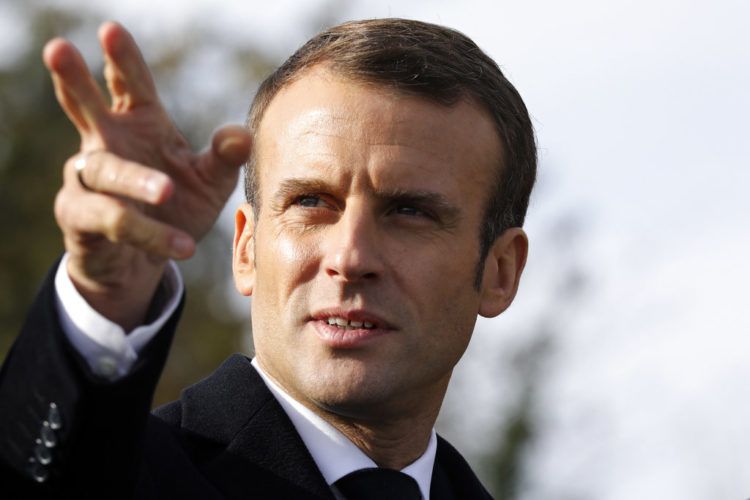 El presidente francés, Emmanuel Macron, gesticula en la necrópolis de Trottoir, en Les Eparges, Francia, el martes 6 de noviembre de 2018, mientras participa en las ceremonias por el centenario del fin de la Primera Guerra Mundial. (Ludovic Marin, Pool vía AP)