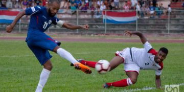 El futbolista cubano Yordan Santa Cruz (izq). Foto: Otmaro Rodríguez / Archivo.