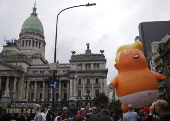 Opositores a la cumbre del G20 llevan un muñeco inflable gigante que representa a Trump, frente al Congreso en Buenos Aires, el jueves 29 de noviembre de 2018. Foto: Sebastián Pani / AP.