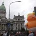 Opositores a la cumbre del G20 llevan un muñeco inflable gigante que representa a Trump, frente al Congreso en Buenos Aires, el jueves 29 de noviembre de 2018. Foto: Sebastián Pani / AP.