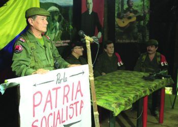 Nicolás Rodríguez Bautista, alias "Gabino" (izq), máximo líder de la guerrilla colombiana ELN, sobre quien pesa una circular roja de la Interpol. Foto: Revista Pueblos.