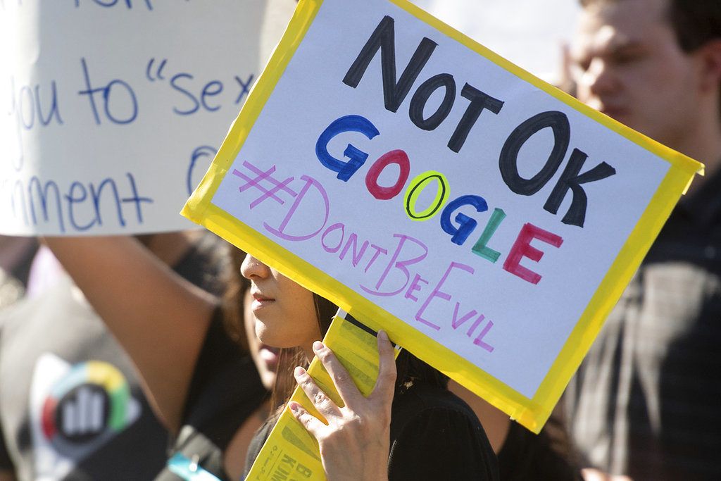 Empleados de Google protestan por la forma como el gigante tecnológico maneja los casos de mala conducta sexual, el 1 de noviembre de 2018, en Mountain View, California, sede de la empresa. (AP Foto/Noah Berger, File)