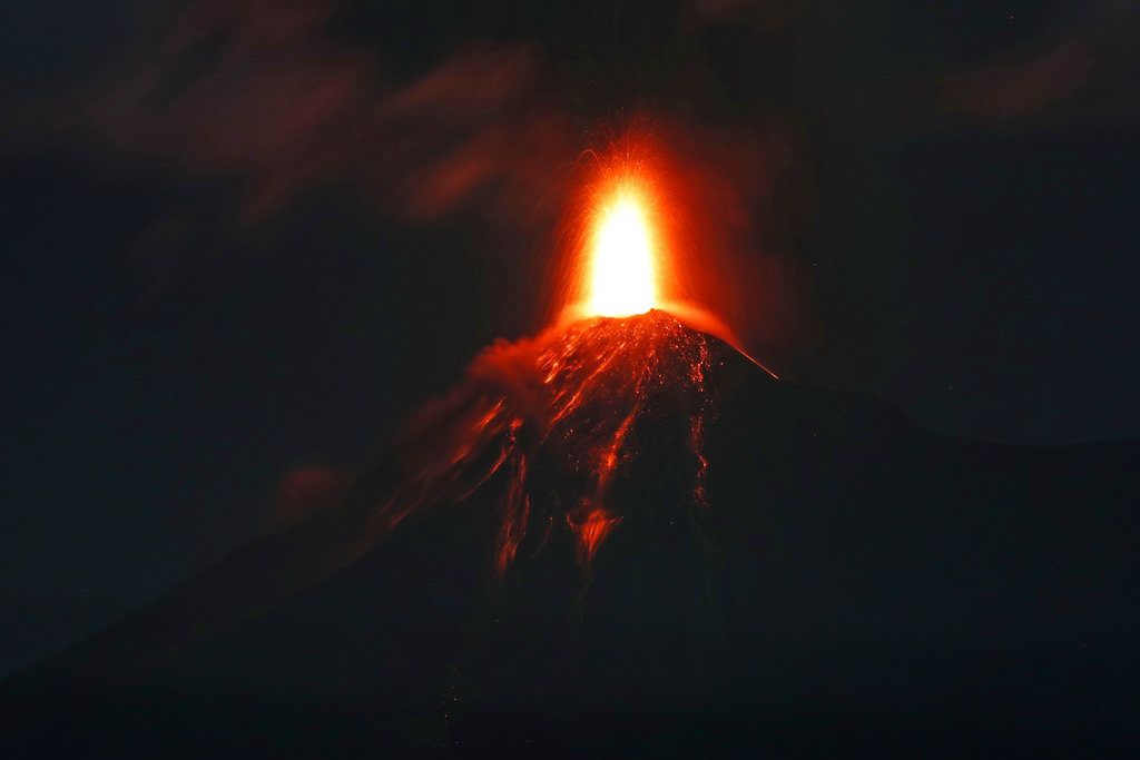 Imagen del Volcán de Fuego en Antigua, Guatemala, la madrugada del lunes 19 de noviembre de 2018. Las autoridades evacuaron comunidades aledañas tras un incremento en la actividad del coloso. (AP Foto/Moises Castillo)