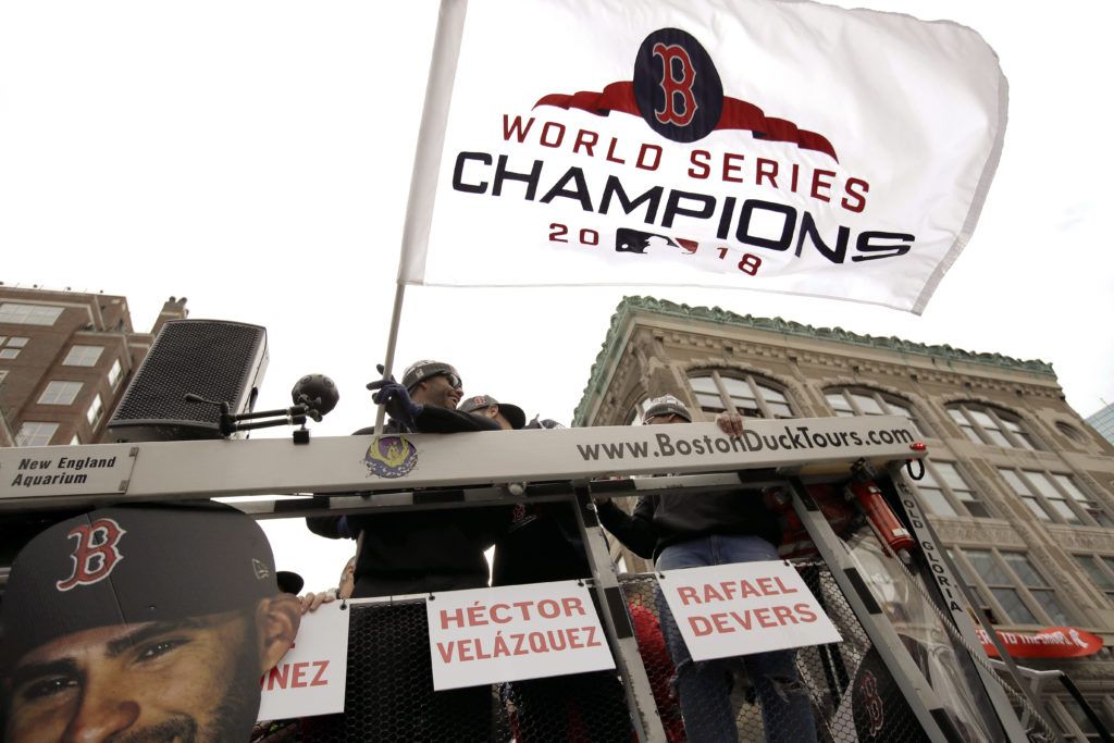 J.D. Martínez agita la bandera del campeonato durante el desfile de los Medias Rojas de Boston. (AP Foto/Charles Krupa)