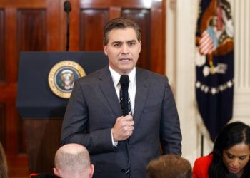 El periodista de la CNN Jim Acosta es visto antes de una conferencia de prensa del presidente estadounidense Donald Trump en la Casa Blanca. La CNN demandó a la Casa Blanca el martes, 13 de noviembre del 2018, por la revocación de la credencial de prensa de Acosta. Foto: Evan Vucci / AP.