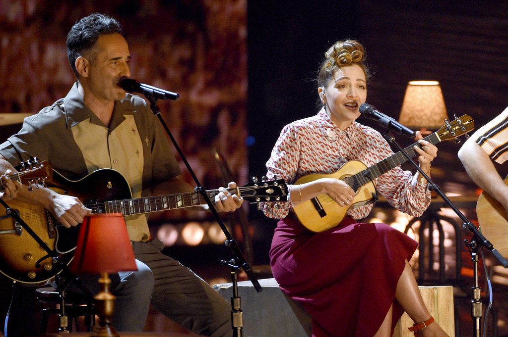 Jorge Drexler, izquierda, y Natalia LaFourcade interpretan "Telefonía" en los Latin Grammy el jueves 15 de noviembre de 2018 en el MGM Grand Garden Arena en Las Vegas. (Foto Chris Pizzello/Invision/AP)