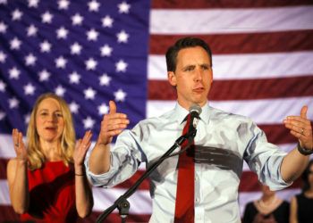 El senador electo Josh Hawley ofrece un discurso tras su victoria en las elecciones de mitad de periodo, mientras su esposa Erin aplaude en el fondo, el 6 de noviembre de 2018 en Springfield, Missouri. (AP Foto/Charlie Riedel)