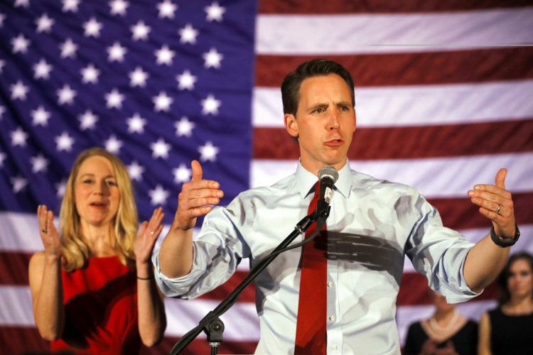 El senador electo Josh Hawley ofrece un discurso tras su victoria en las elecciones de mitad de periodo, mientras su esposa Erin aplaude en el fondo, el 6 de noviembre de 2018 en Springfield, Missouri. (AP Foto/Charlie Riedel)