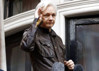 En esta imagen de archivo, tomada el 19 de mayo de 2017, el fundador de WikiLeaks, Julian Assange, saluda a sus seguidores desde un balcón de la embajada de Ecuador en Londres. (AP Foto/Frank Augstein, archivo)