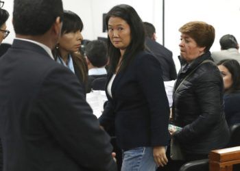 Keiko Fujimori, lideresa de oposición e hija del expresidente peruano Alberto Fujimori, asiste a una audiencia donde se piden 36 meses de prisión preventiva contra ella por presunto lavado de activos en Lima, Perú, el miércoles 24 de octubre de 2018. Foto: Martin Mejia / AP.