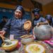 Integrantes de la Asociación Boliviana de Chefs participan este 31 de octubre de 2018, en la presentación de un proyecto de ley que propone a la sopa de maní como plato bandera del país, que fue el último alimento que probó el Che. Foto: Martín Alipaz / EFE.