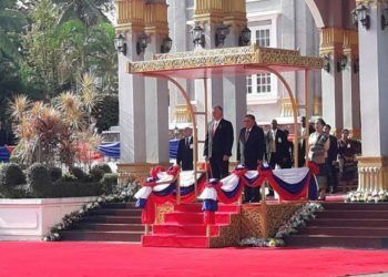 El Presidente cubano es recibido por el Presidente Bounnhang Vorachith, en el Palacio Presidencial de Laos. Foto: Estudios Revolución.