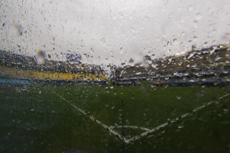 La cancha del estadio la Bombonera de Buenos Aires, el sábado 10 de noviembre de 2018. El partido de ida de la final de la Copa Libertadores entre Boca Juniors y River Plate fue pospuesto porque la lluvia inundó la cancha. (AP Foto/Natacha Pisarenko)